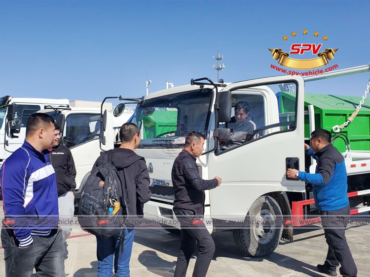 Swing Arm Garbage Truck Sinotruk HOWO - Inspection In Erenhot Swing Arm Garbage Truck Sinotruk HOWO - Inspection In Erenhot
